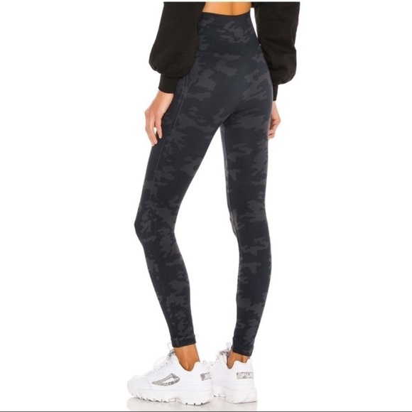 ❤️ SPANX Black Camo Seamless Tights multiple sizes H7-H8-H9 - Picture 2 of 9